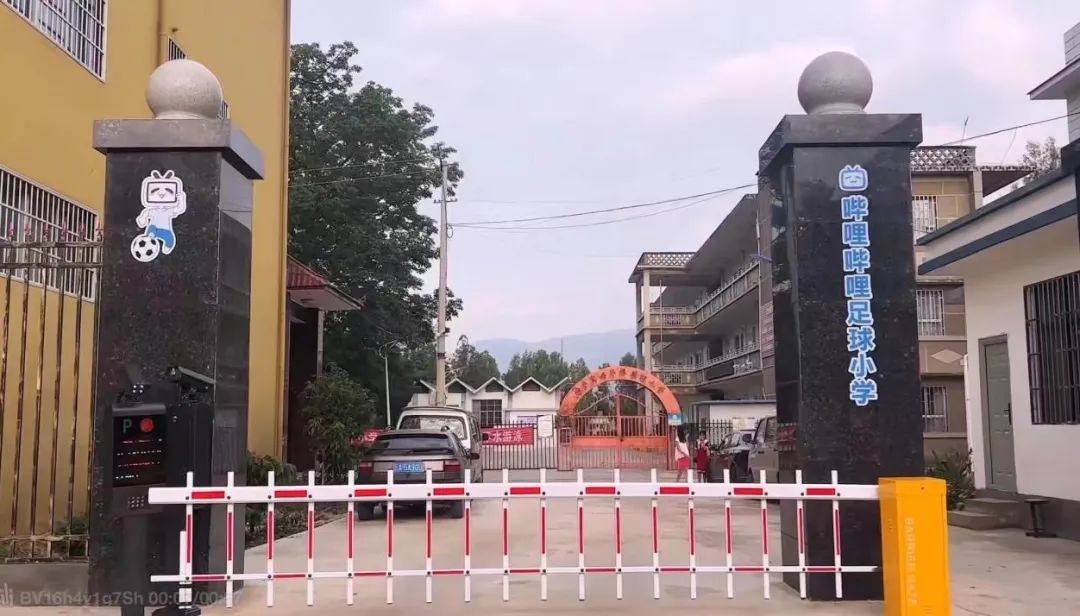 踢足球的规则有什么_踢足球的规则玩法_踢足球规则有多少种