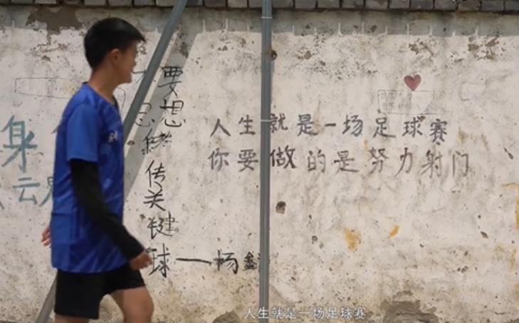 踢足球的规则有什么_踢足球规则有多少种_踢足球的规则玩法