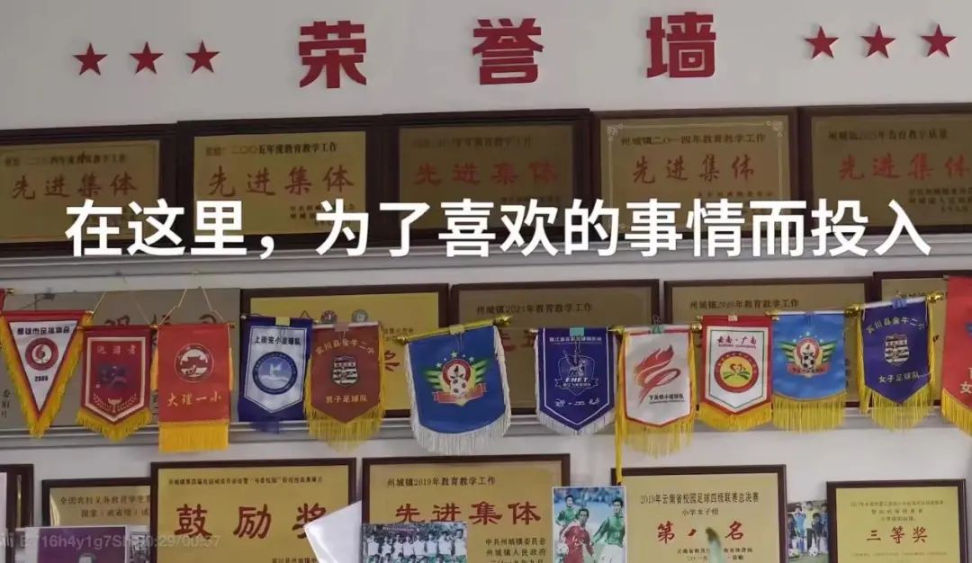 踢足球规则有多少种_踢足球的规则玩法_踢足球的规则有什么
